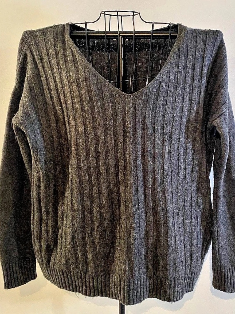 Gap Ribbed V-Neck Gray Sweater 
Size Large